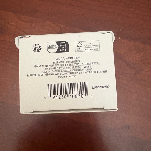 Laura Mercier Artistry Icons Set - Picture 4 of 4